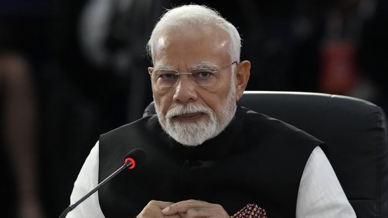 প্রাথমিক পরীক্ষায় ফল কেলেঙ্কারি, শিক্ষার্থীদের তোপের মুখে মোদি