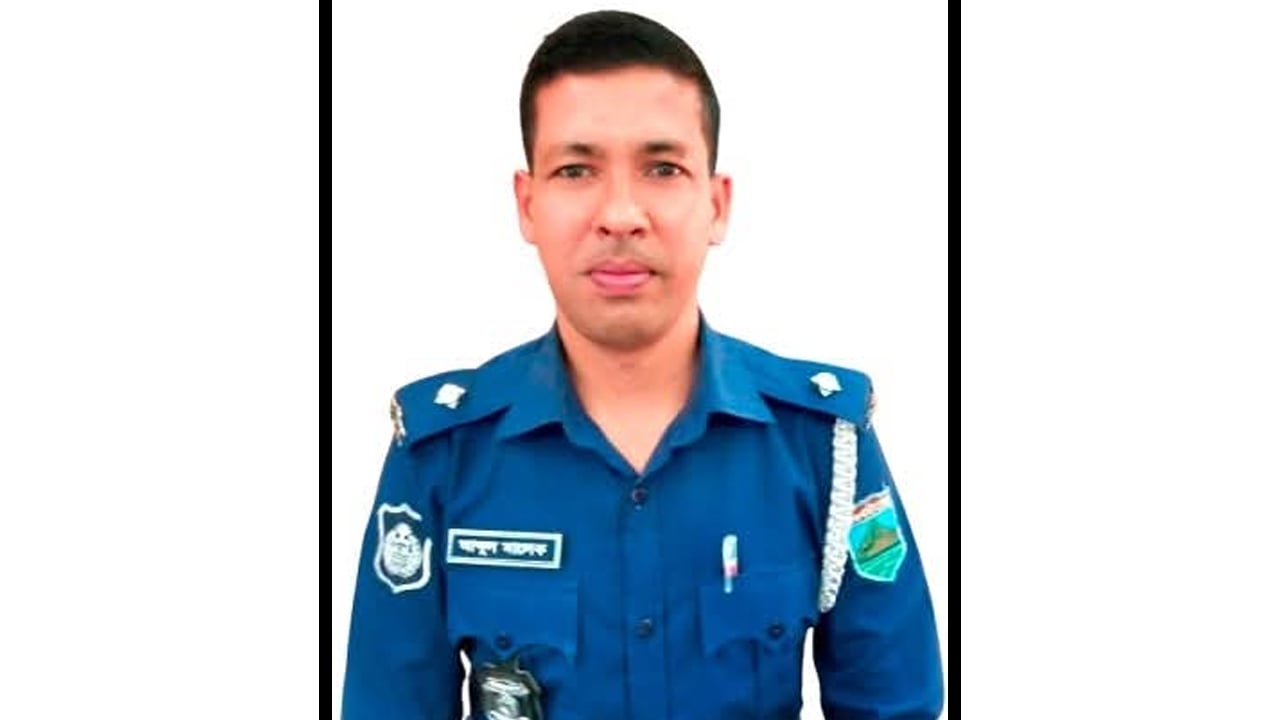 থানার অভ্যন্তরে প্রশ্নপত্র তছনছ, ওসি প্রত্যাহার