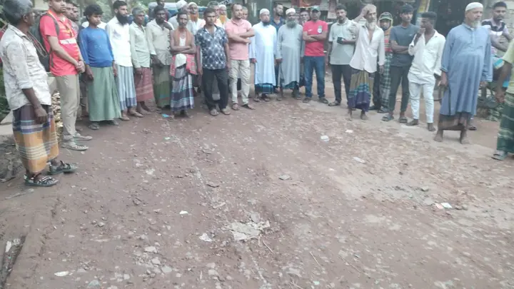 সড়কের সংস্কারকাজ বন্ধ করে ঠিকাদারি প্রতিষ্ঠান লাপাত্তা