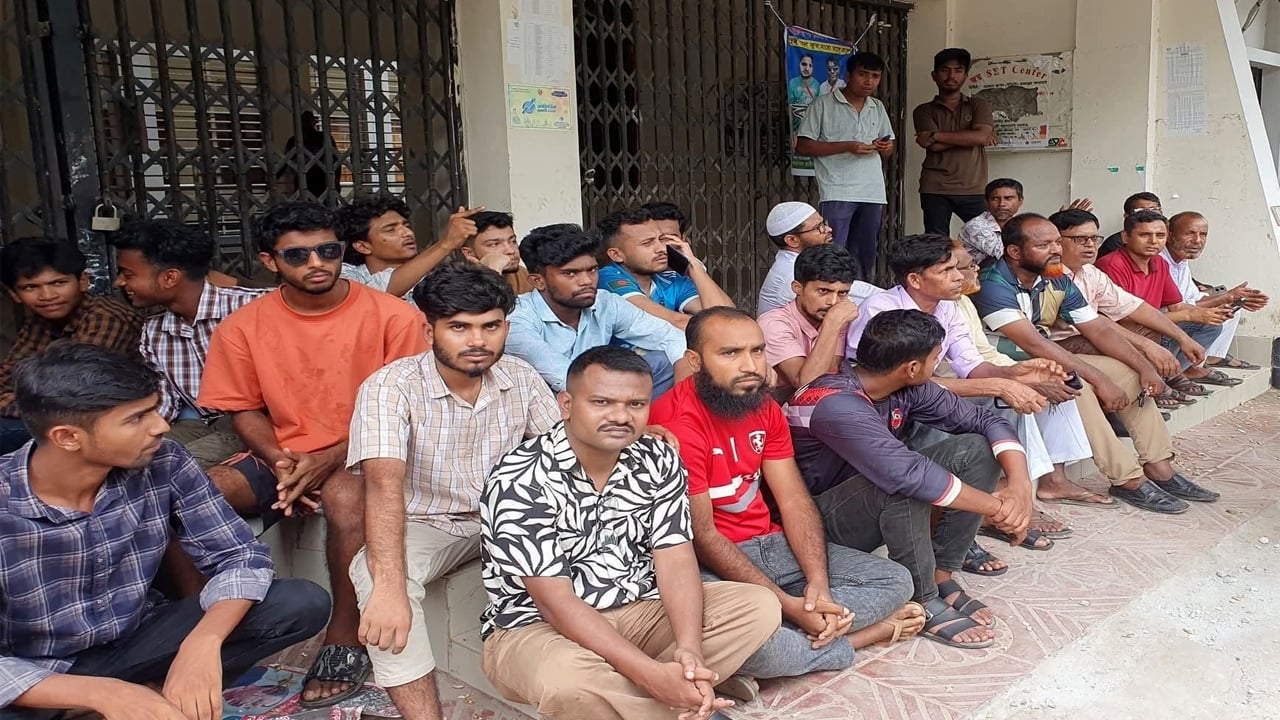 গোবিন্দগঞ্জে ইউএনও অফিসের গেটে তালা লাগিয়ে অবস্থান কর্মসূচি