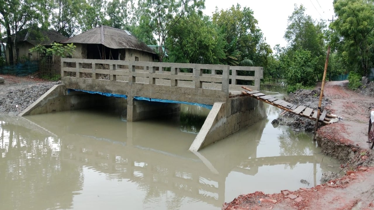 সেতু আছে রাস্তা নেই, সাঁকো দিয়ে হাজারো মানুষের পারাপার