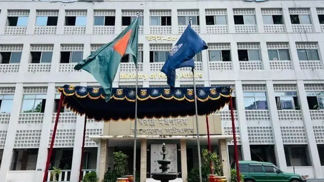 সরকারি চাকরিজীবীদের বেতন বৃদ্ধি, চাপে পড়বে সাধারণ মানুষ