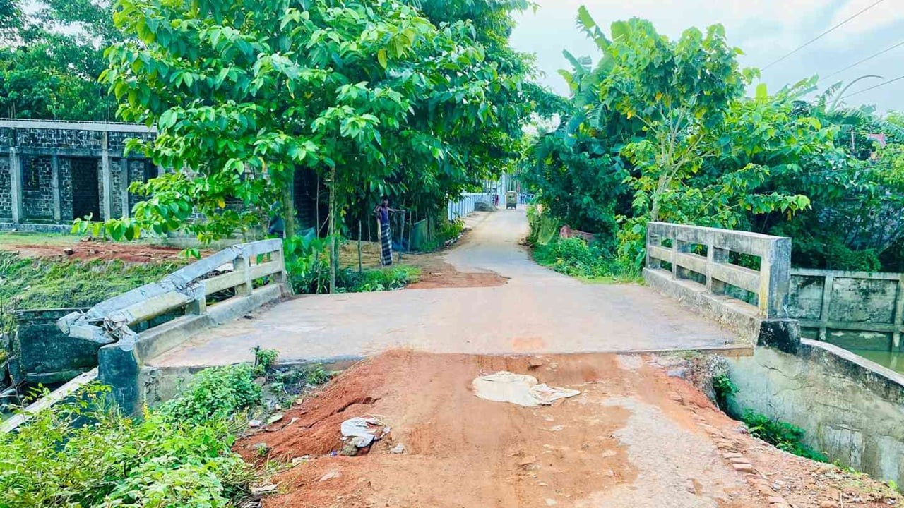 কুশিয়ারা ডাইকের ওপর সেতু পুনর্নির্মাণে বাধার অভিযোগ, ফসলহানির শঙ্কা