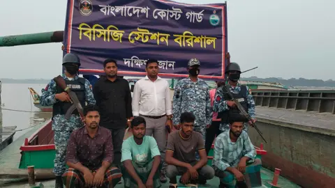 কীর্তনখোলায় অবৈধ বালু উত্তোলন, ২ ড্রেজার-৩ বাল্কহেড জব্দ