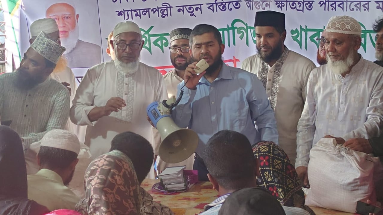 শ্যামলপল্লী বস্তিতে আগুনে ক্ষতিগ্রস্তদের জামায়াতের সহায়তা