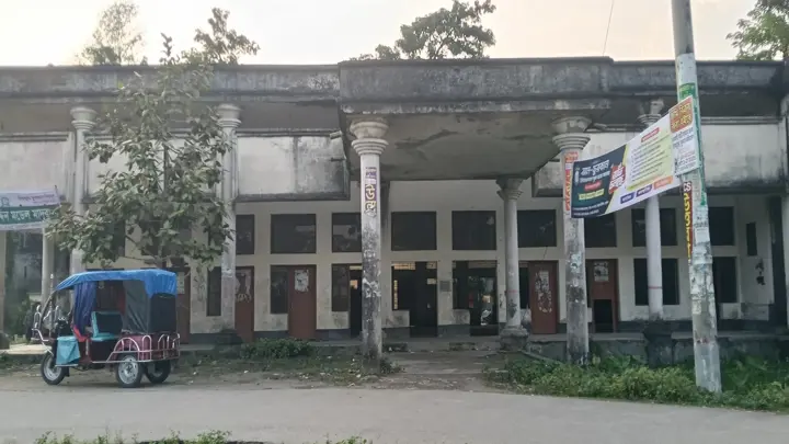 সংস্কার না করায় বেহাল দশায় বোরহানউদ্দিন অডিটোরিয়াম