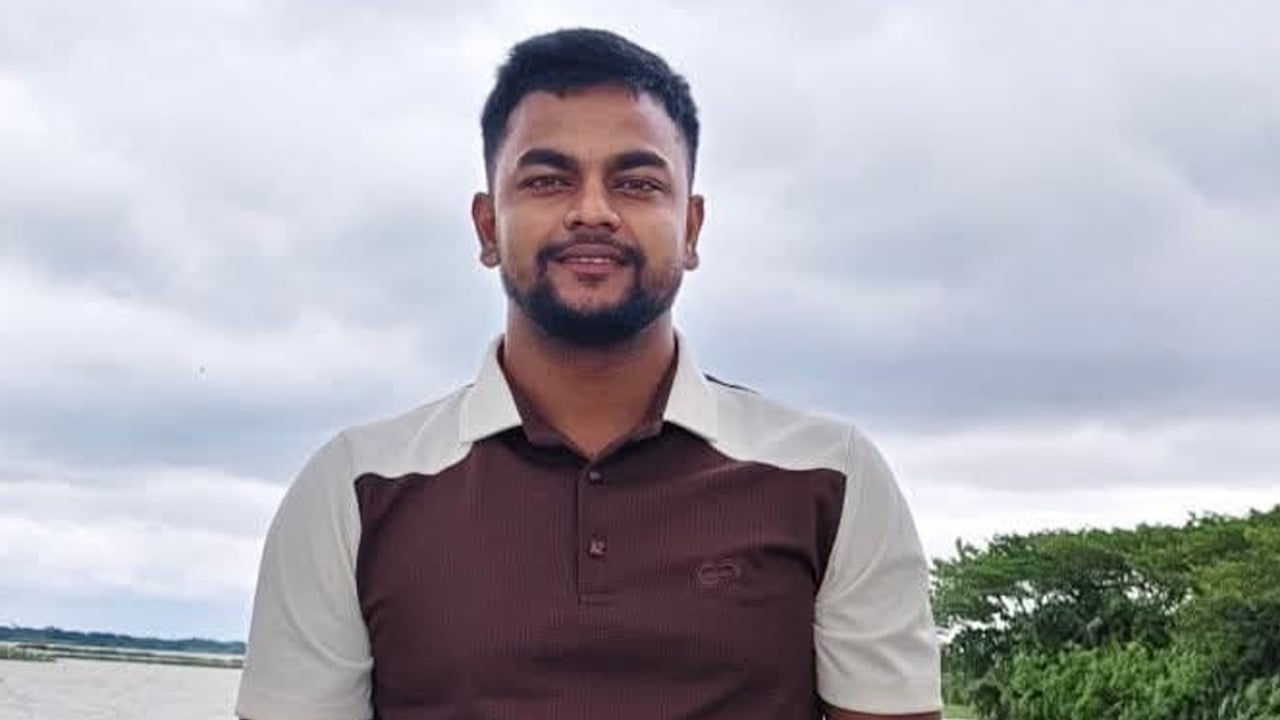 কমলনগরে ছাত্রলীগের পলাতক নেতাকে পুলিশে দিলো জনতা