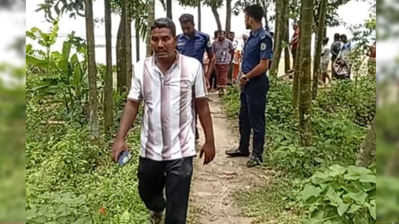 হিজলায় আমার দেশ প্রতিনিধির উপর বিএনপি নেতার হামলা