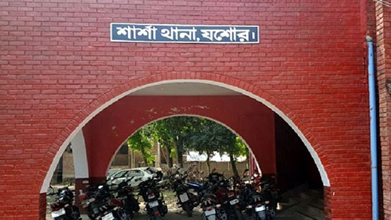 মুহুর্মুহু বোমা বিস্ফোরণে কেঁপে উঠলো নিজামপুর