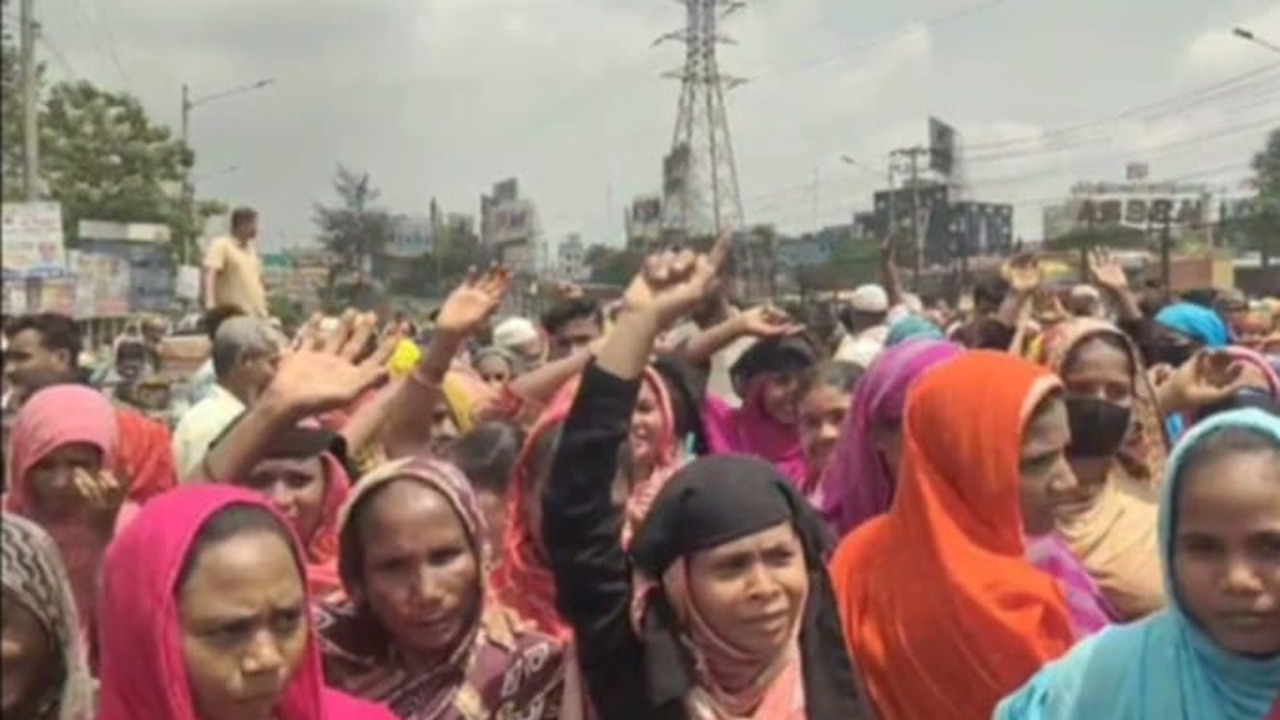 সোনারগাঁয়ে শ্রমিকদের বকেয়া বেতনের দাবিতে মহাসড়ক অবরোধ