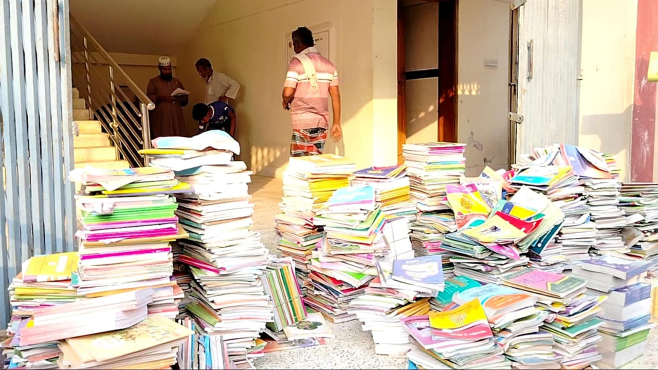 ভাঙারি দোকানে ৪৯০ কেজি সরকারি বই, 
শিক্ষককে শো’কজ