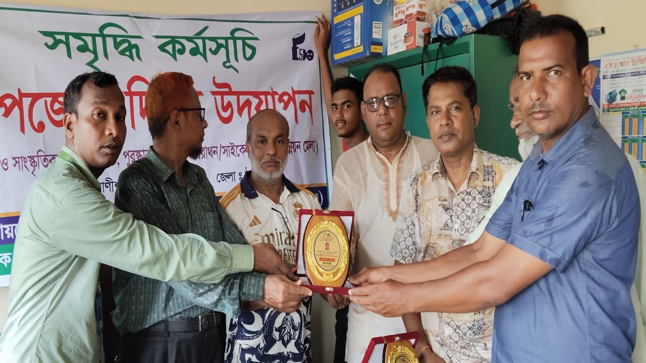 রাণীশংকৈলে আমার দেশ প্রতিনিধিকে সম্মাননা