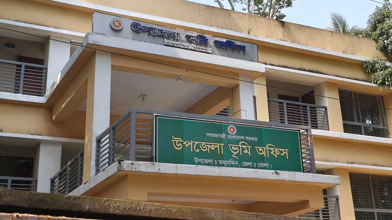 তজুমদ্দিনে দেড় বছর ধরে সার্ভার জটিলতায় জমি দলিল বন্ধ