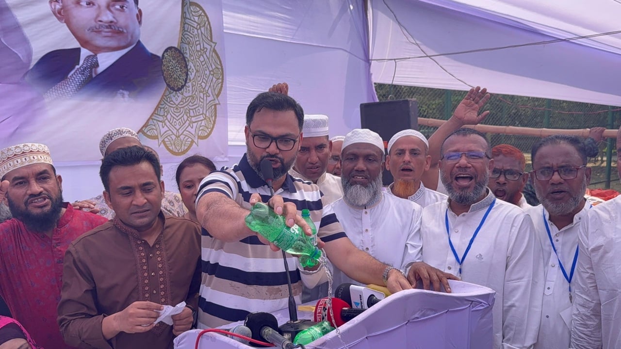ইসরাইলি পণ্য মাটিতে ফেলে ঢাকা উত্তর বিএনপির প্রতিবাদ