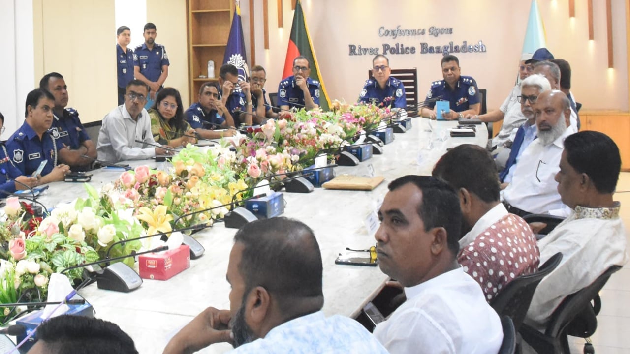 ঈদে ঘরমুখো মানুষের নিরাপদ নৌযাত্রায় সব ধরনের ব্যবস্থা নিচ্ছে পুলিশ