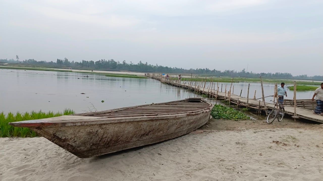 আত্রাইয়ে ৫৪ বছরেও হয়নি সেতু ভরসা সাঁকো ও নৌকা