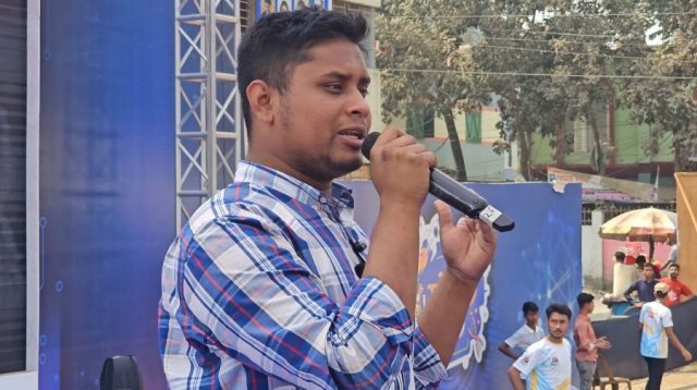 কুয়েট শিক্ষার্থীদের দাবির প্রতি একাত্মতা পোষণ হাসনাতের