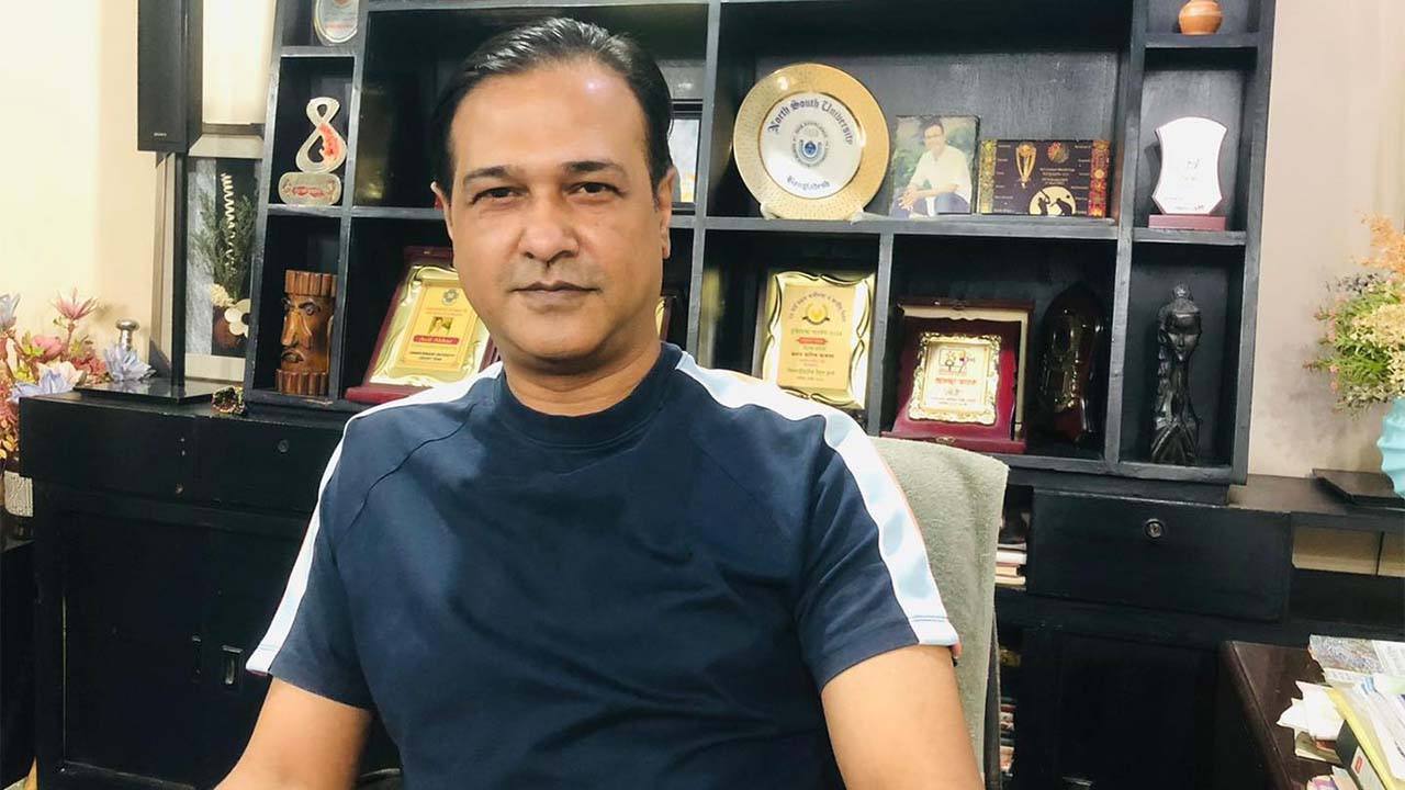 আসিফ আকবরের নির্বাচনে দাঁড়ানোর ঘোষণা