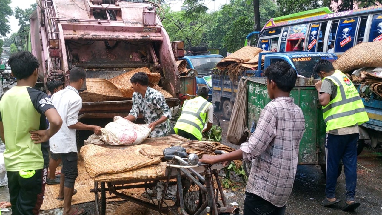 ১২ ঘণ্টার আগেই ডিএসসিসির ৭৫ ওয়ার্ডের সব বর্জ্য অপসারণ
