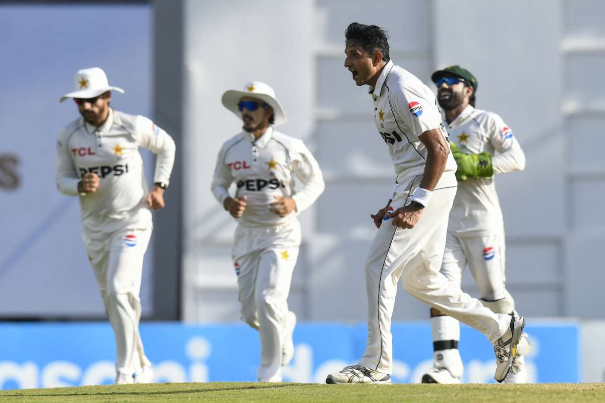 রোমাঞ্চকর ১৪ উইকেটের দিনে পিছিয়ে পড়েও চালকের আসনে পাকিস্তান