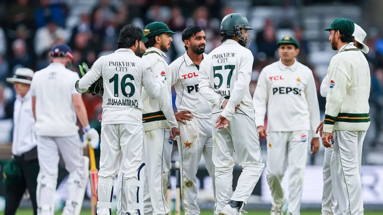পাকিস্তানের সাত ক্রিকেটার ও দুই কোচ ছাঁটাই!