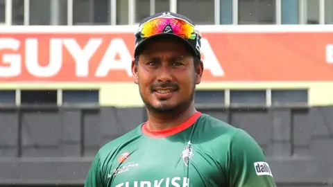 কোচ আশরাফুল-তালহাদের চুক্তির মেয়াদ বাড়ছে  
