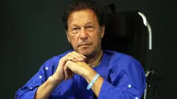 ইমরান খানের পাশে অস্ট্রেলিয়ার ৭ সাবেক অধিনায়কের