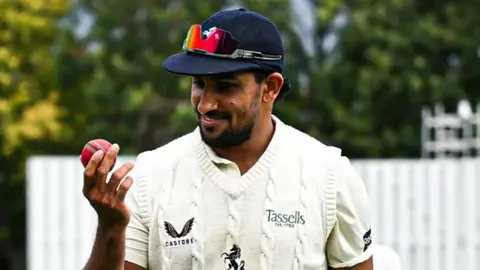 কাউন্টিতে খালেদের বোলিং তোপ