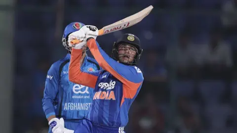 ৭ উইকেটের জয়ে সিরিজ ভারতের 
