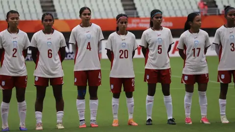 দক্ষিণ কোরিয়ার কাছেও বিধ্বস্ত মেয়েরা 