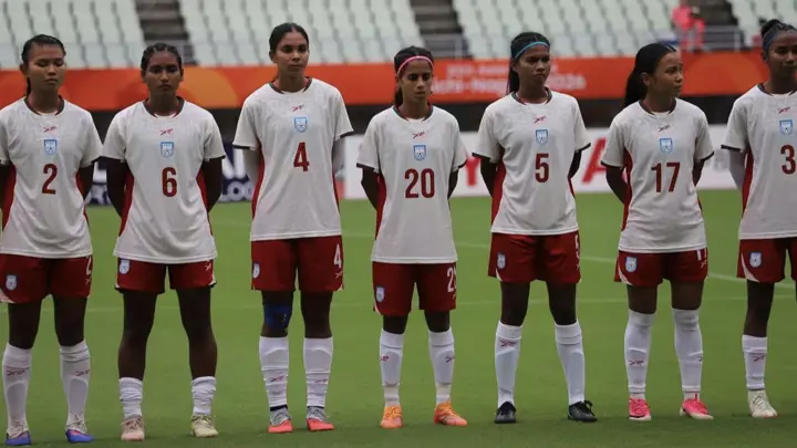 দক্ষিণ কোরিয়ার কাছেও বিধ্বস্ত মেয়েরা 