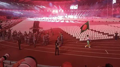 গেমসের আলো ঝলমলে মিছিলে বাংলাদেশ