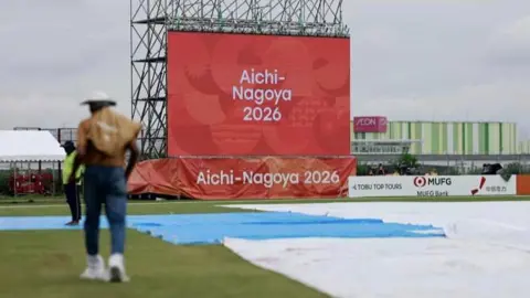 প্লিজ বৃষ্টি, শেষ চারের লড়াই যেন হয়
