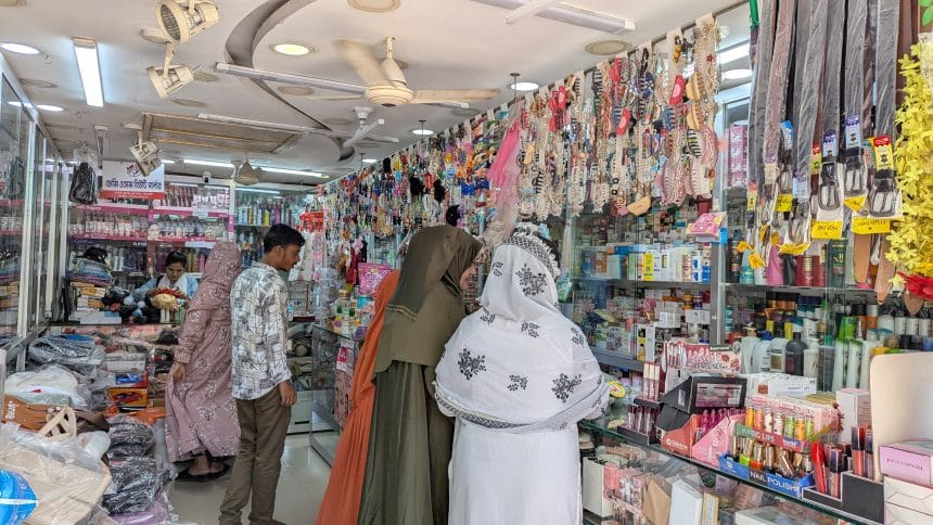 ভিড় এখন কসমেটিকস আর গহনার দোকানে