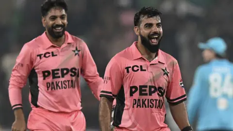 শাদাবের রূপকথার সেঞ্চুরিতে নাটকীয় জয় পাকিস্তানের
