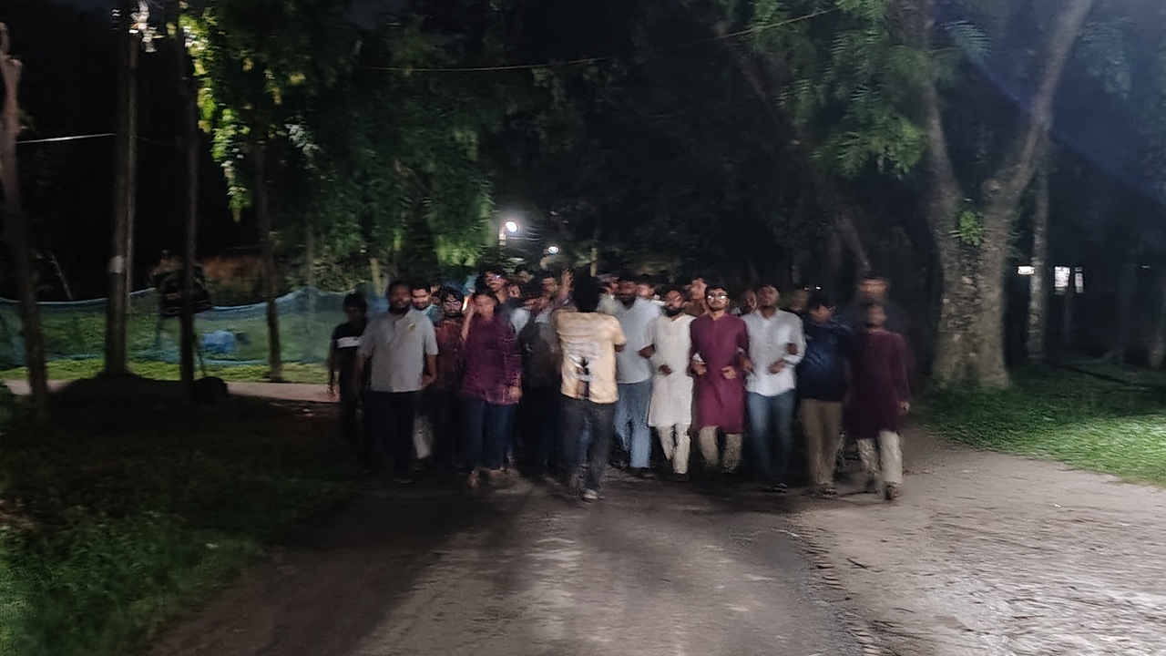 জাবিতে ‘তুমি কে আমি কে, রাজাকার রাজাকার’ স্লোগানে প্রতীকী মিছিল