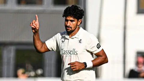 কেন্টের গুরুত্বপূর্ণ ম্যাচে খালেদের ৩ উইকেট
