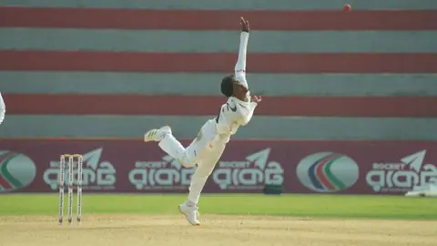 কালামের সেঞ্চুরির পর হোসাইনের ৪ উইকেট