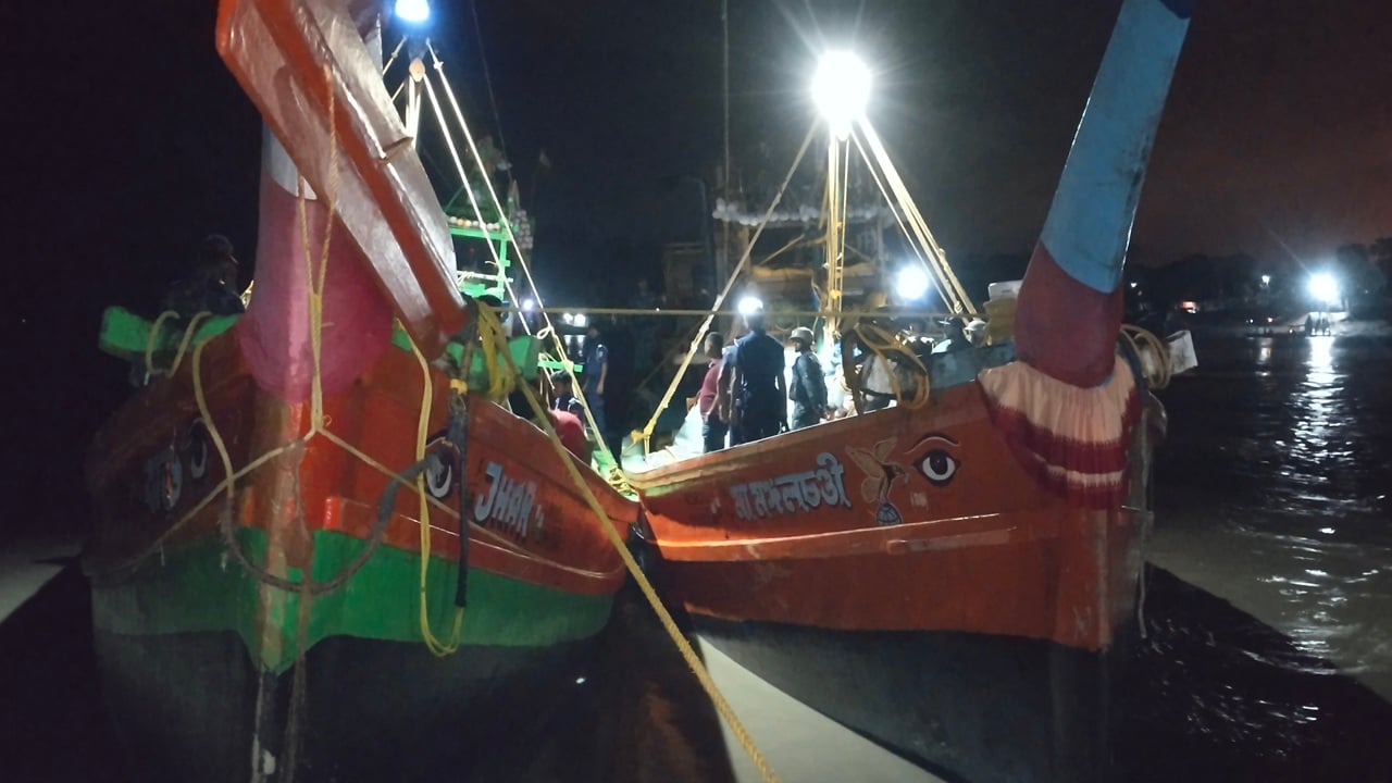 মোংলায় দুটি ট্রলারসহ ৩৪ ভারতীয় জেলে আটক