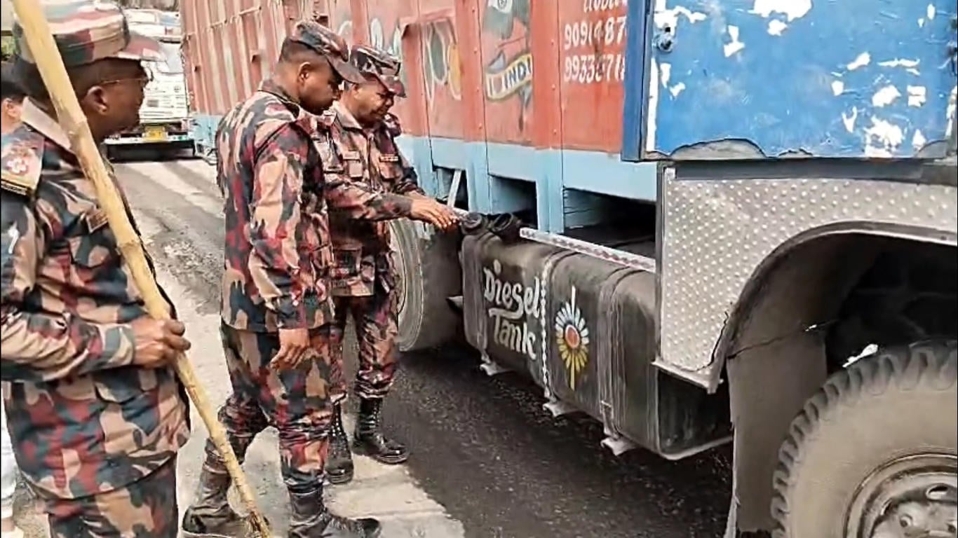 জ্বালানি তেল সাশ্রয়ে কঠোর বিজিবি, ভারতগামী ট্রাকগুলোতে তল্লাশি