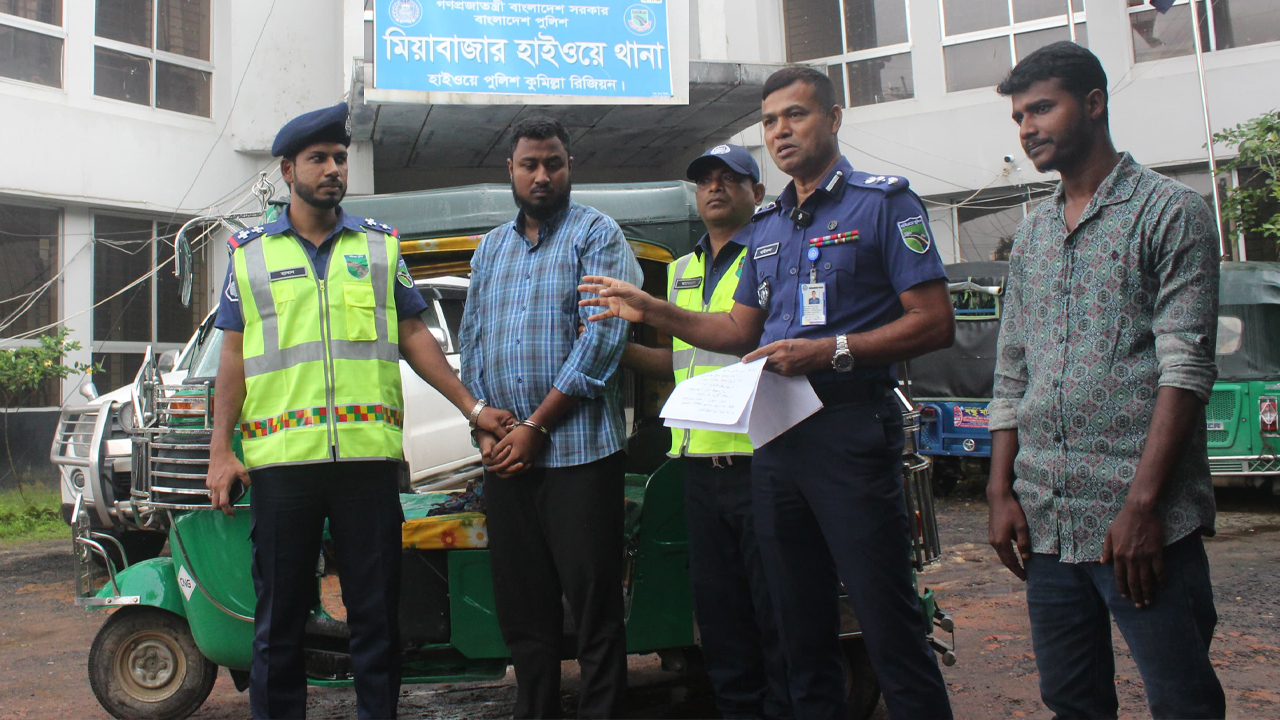 র‌্যাব পরিচয়ে ছিনতাইয়ের ৩ ঘণ্টার মধ্যে সিএনজি অটোরিকশা উদ্ধার
