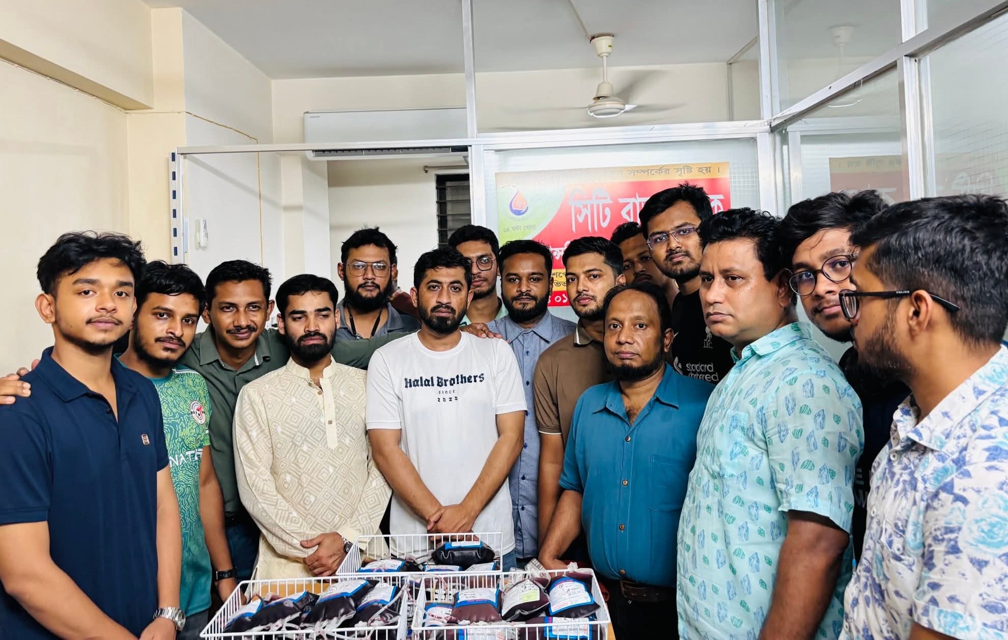 শতাধিক ব্যাগ রক্ত কুমিল্লা থেকে ঢাকায় পাঠালেন বিএনপি নেতা