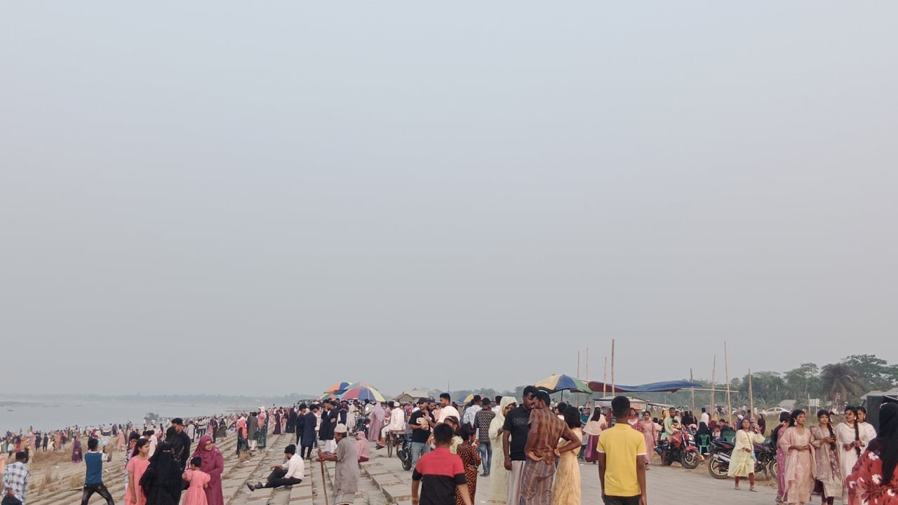 ঈদের ছুটিতে লোকে লোকারণ্য পদ্মা পাড়ের বেড়িবাঁধ এলাকা