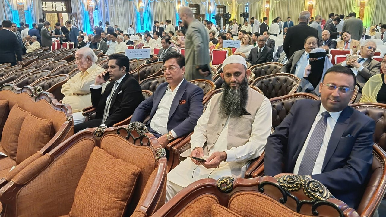 বঙ্গভবনের দরবার হলে শপথের অপেক্ষায় নতুন মন্ত্রীরা 