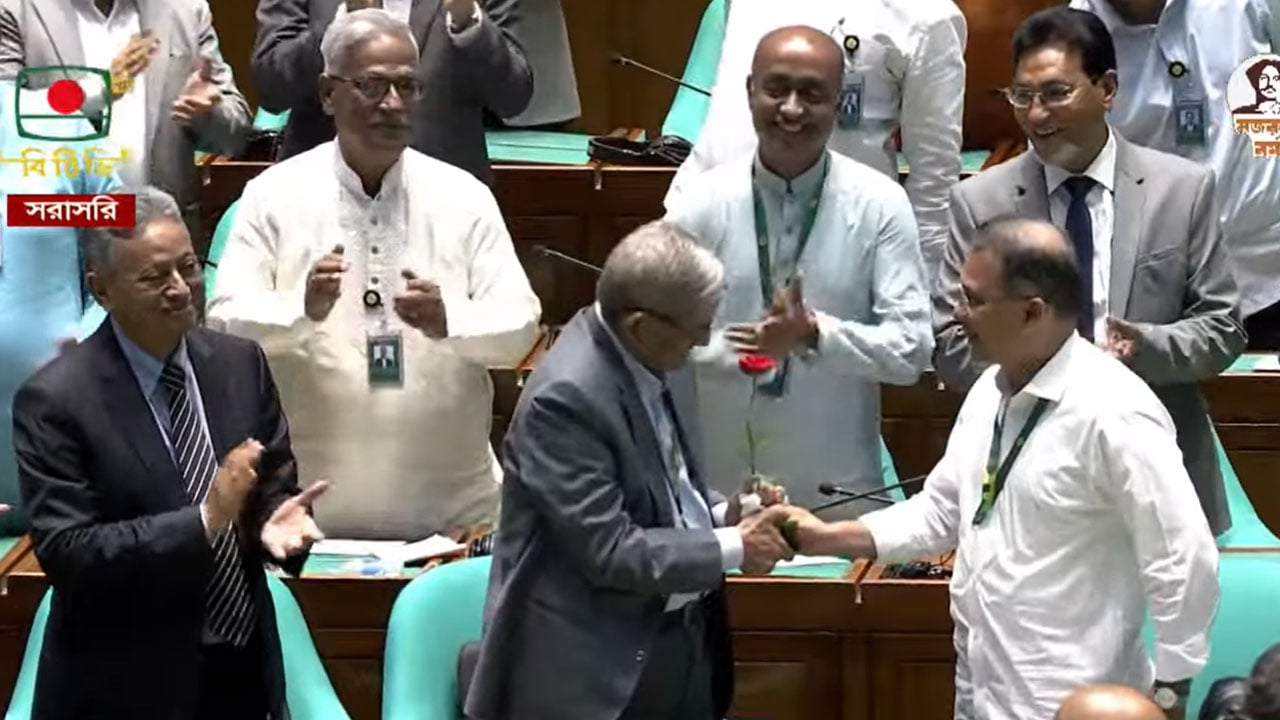 নবনির্বাচিত রাষ্ট্রপতিকে লাল গোলাপ শুভেচ্ছা প্রধানমন্ত্রীর