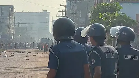 শ্রমিক-পুলিশ সংঘর্ষ, ১৩ পোশাক কারখানায় ছুটি ঘোষণা