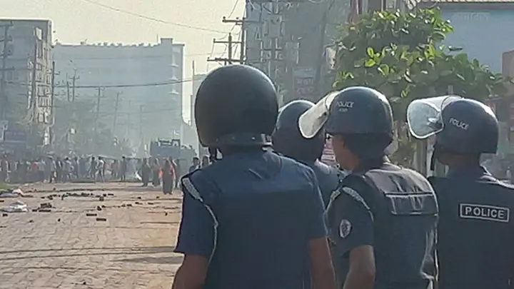 শ্রমিক-পুলিশ সংঘর্ষ, ১৩ পোশাক কারখানায় ছুটি ঘোষণা