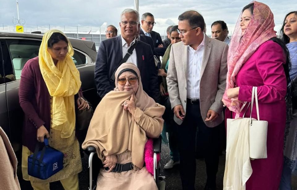 সকালে দেশে ফিরছেন খালেদা জিয়া