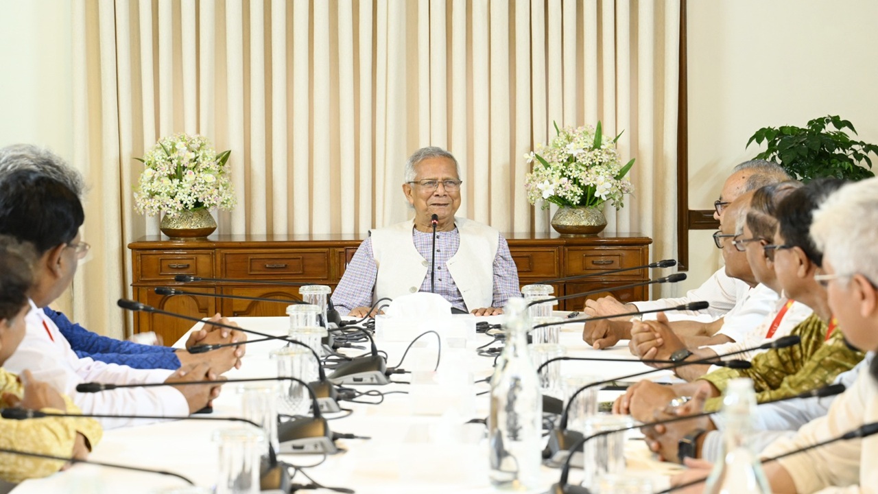 আমি থাকতে অনিষ্ট হবে না, জাতিকে আশ্বস্ত করলেন প্রধান উপদেষ্টা