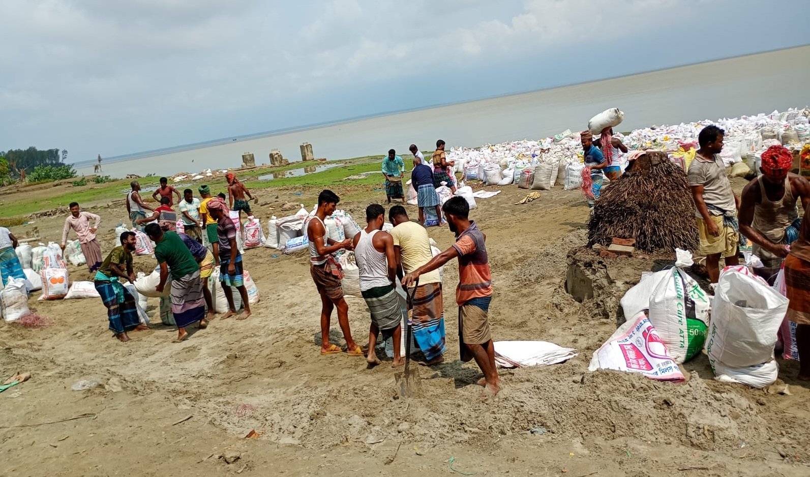 চাঁদা তুলে নদী ভাঙন রোধের চেষ্টা ঢাল চরবাসীর